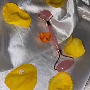 ONLY ONE face roller 💗